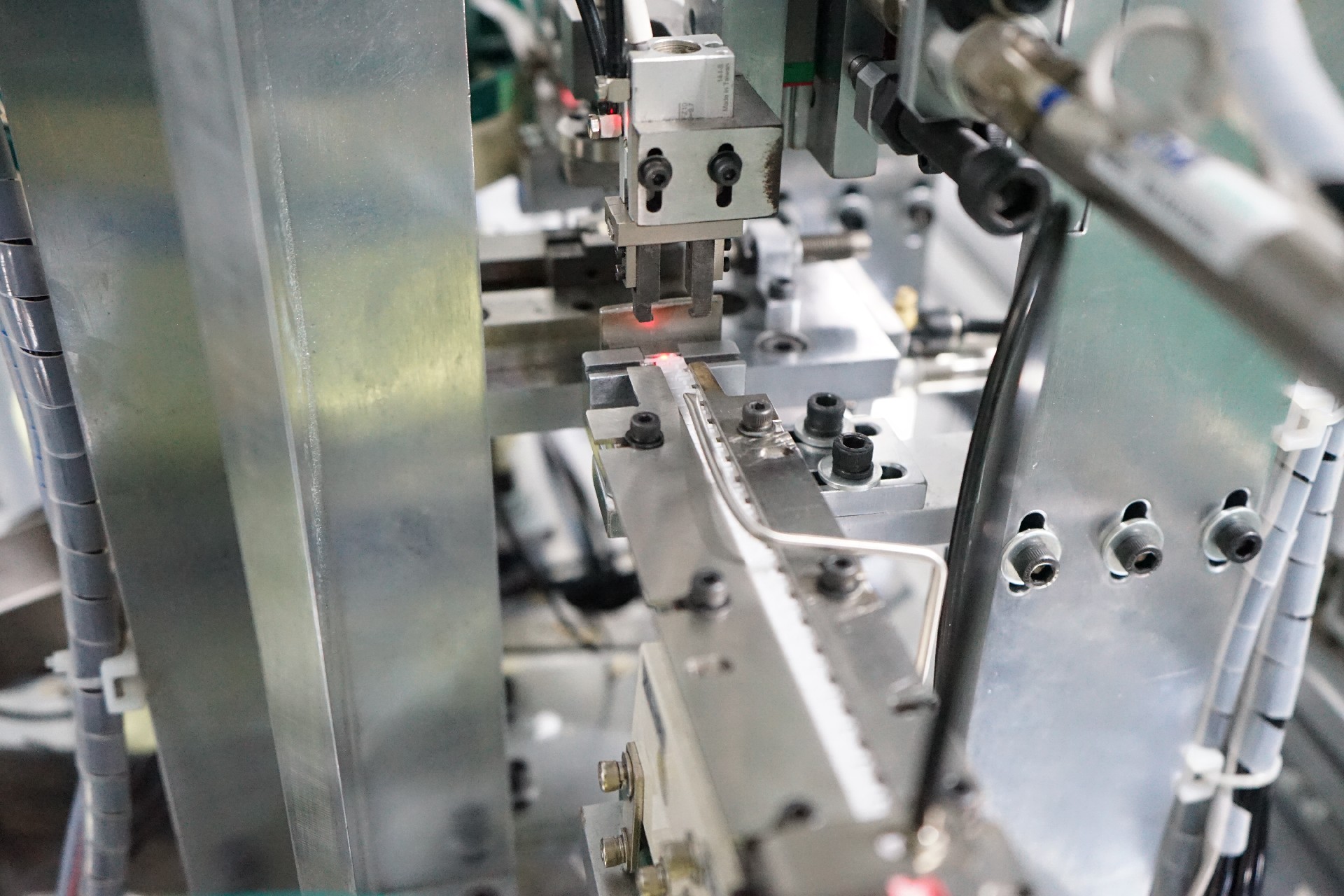Electronic product shrapnel hot riveting