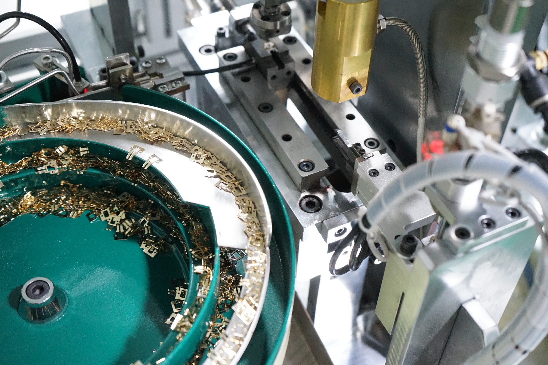 Electronic product shrapnel hot riveting