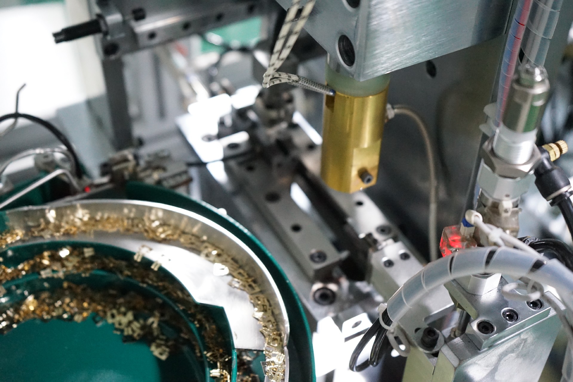 Electronic product shrapnel hot riveting