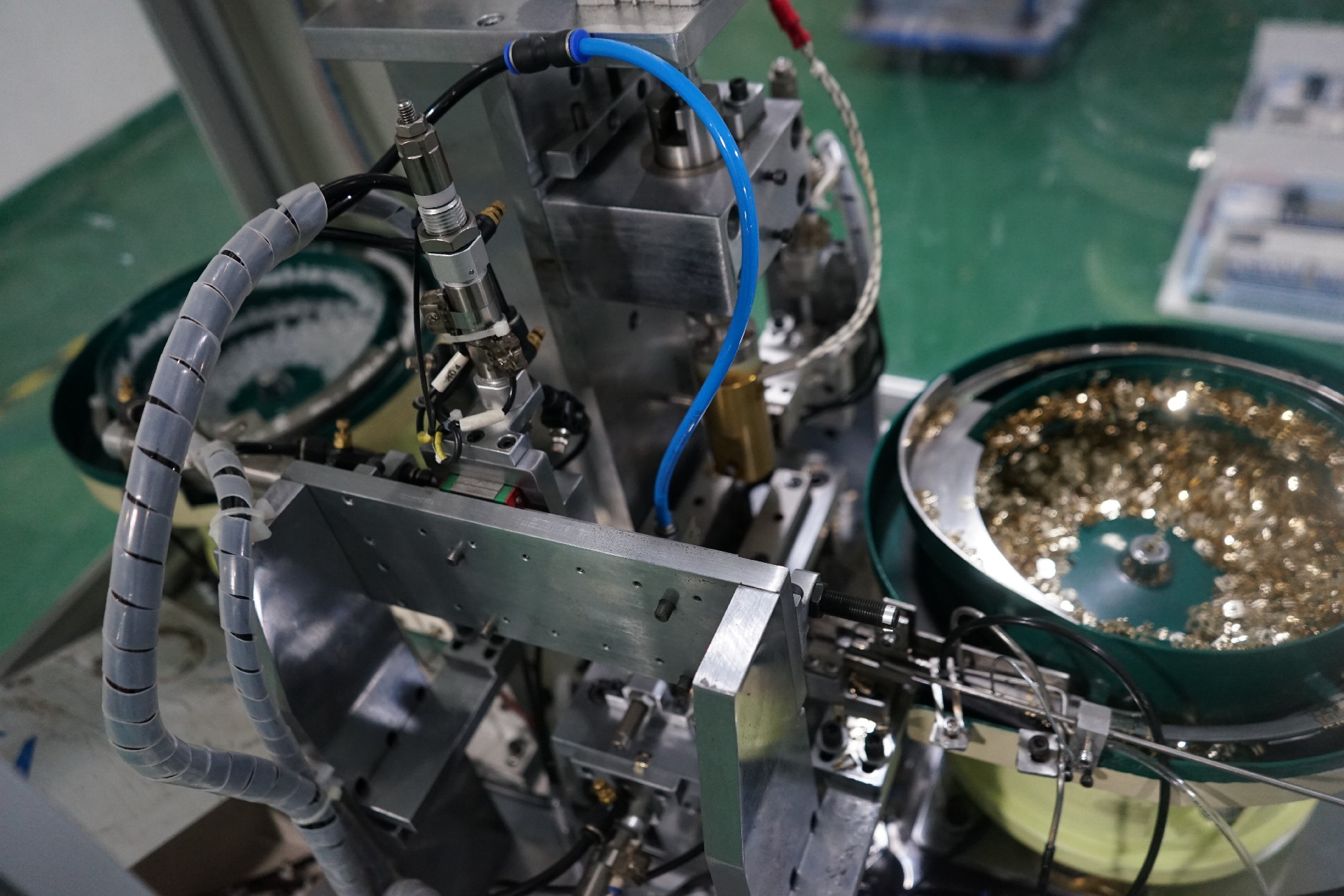 Bullet hot riveting machine
