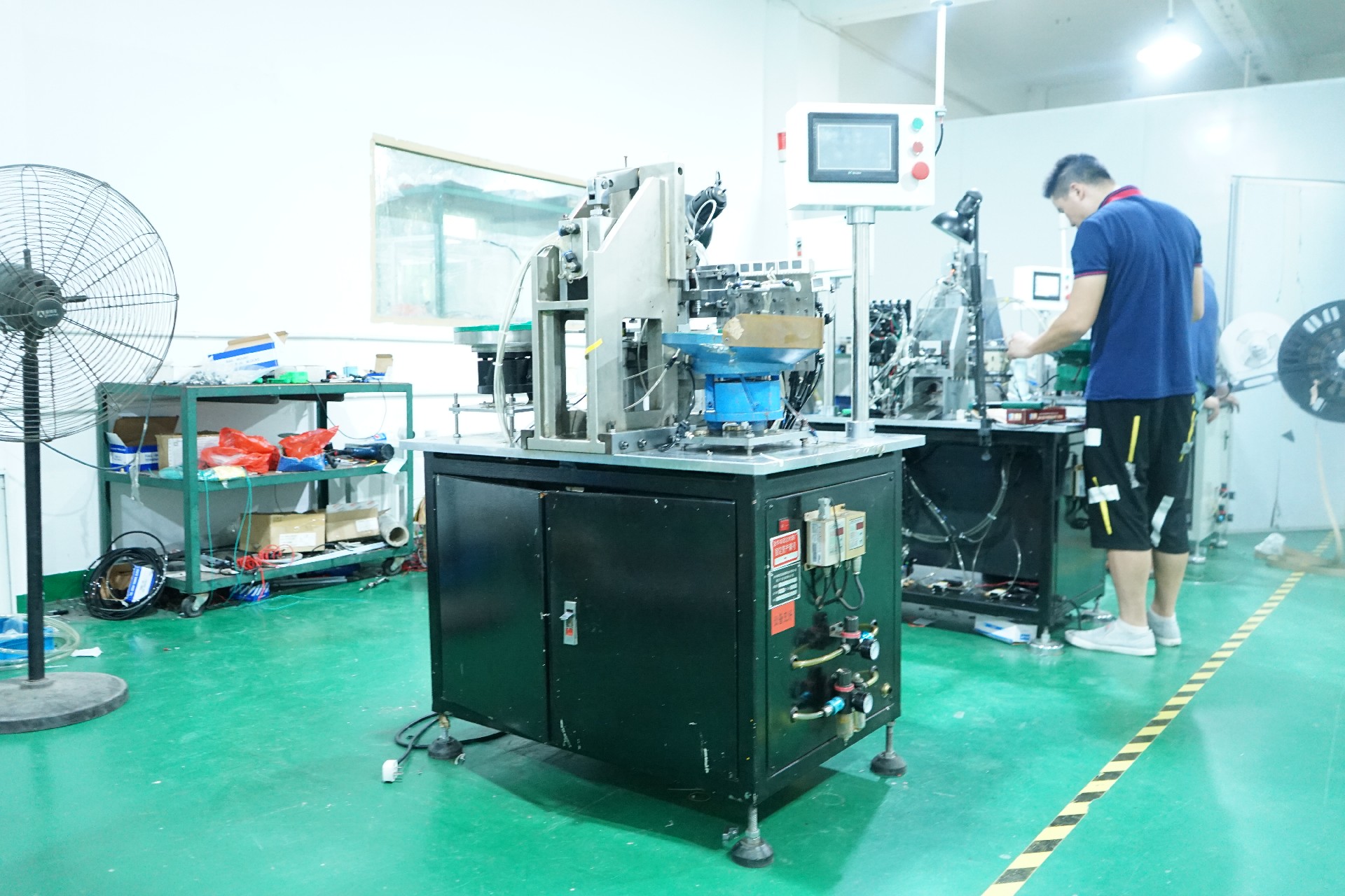 Load bearing wheel and shaft assembly machine