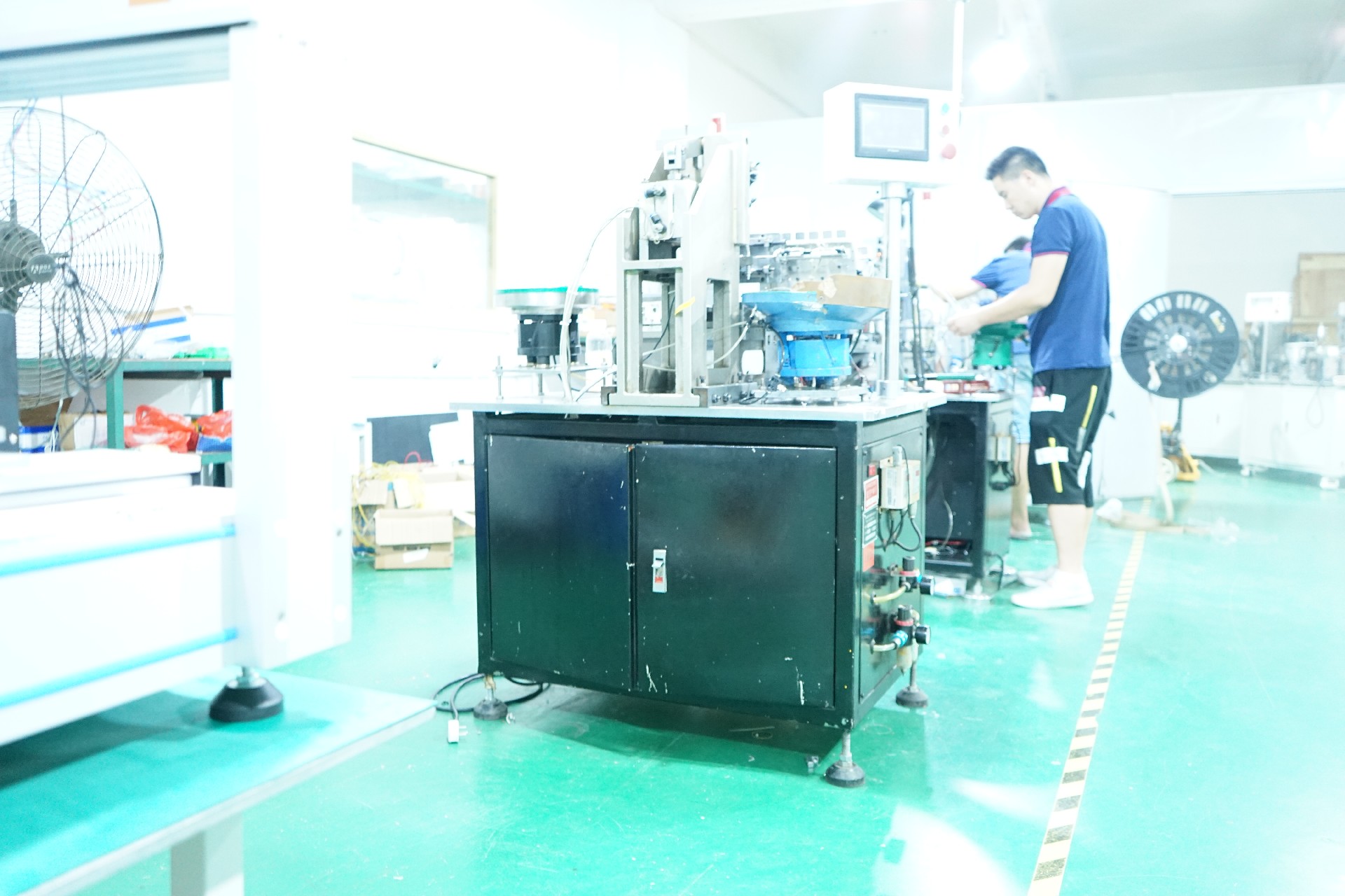 Load bearing wheel and shaft assembly machine