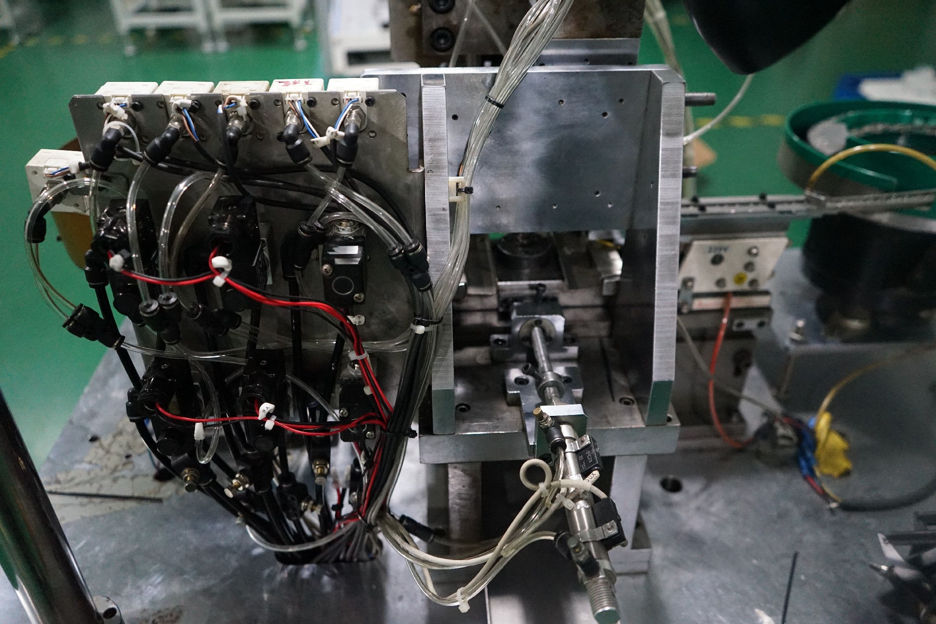 Load bearing wheel and shaft assembly machine