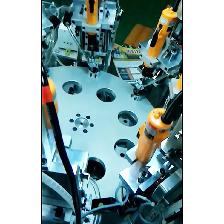 Terminal automatic assembly machine