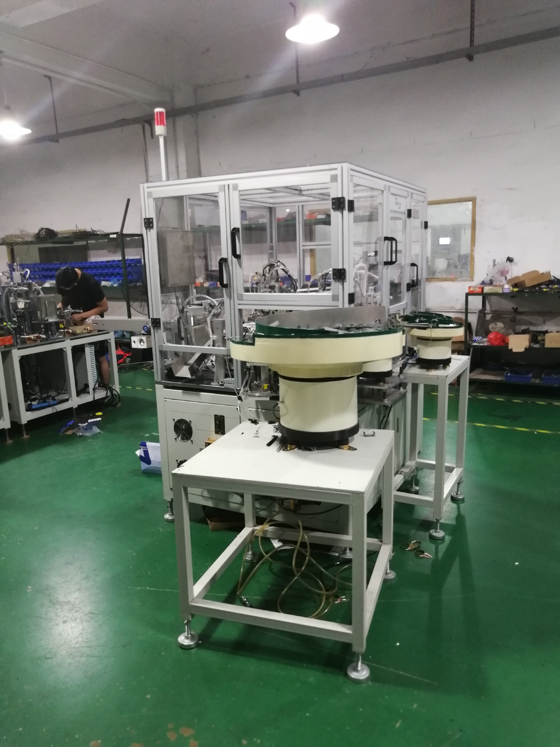 Terminal automatic assembly machine