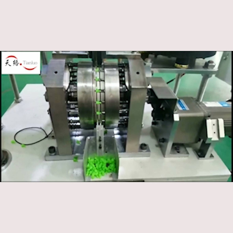 Automatic assembly machine for air valves