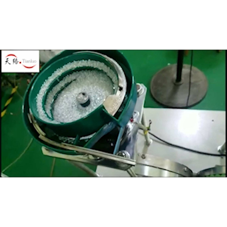 Automatic assembly machine for air valves